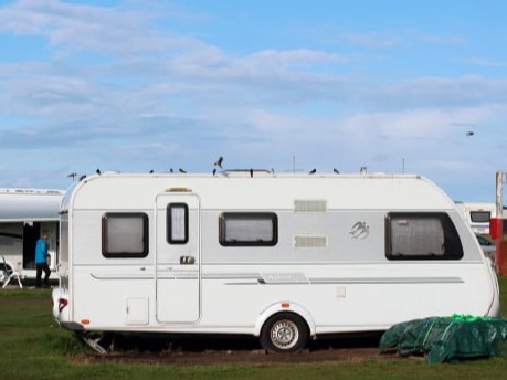 Wohnwagen auf einem Campingplatz